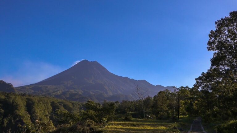 Erupcja wulkanu Merapi w Indonezji